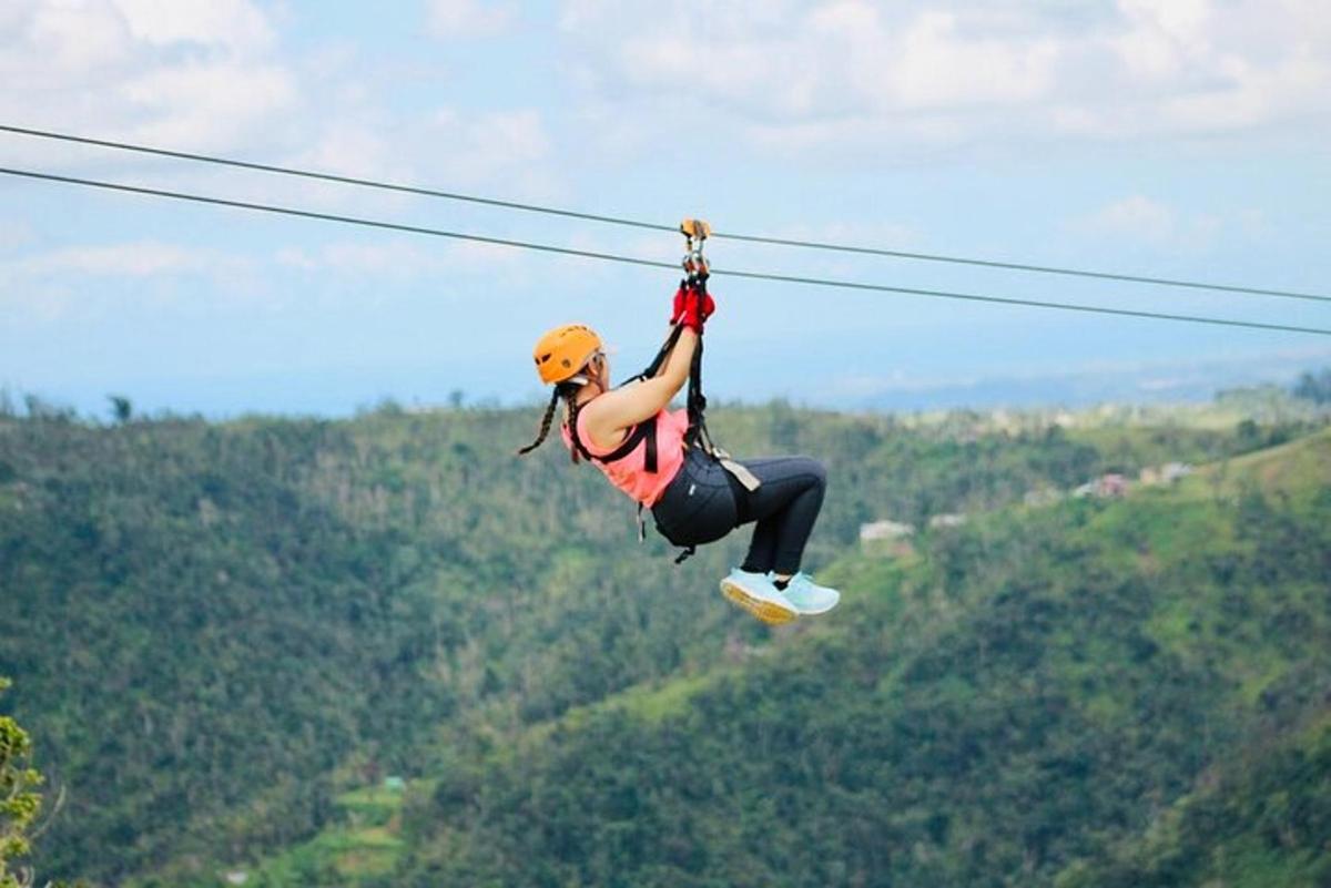 žena letící vzduchem na zipline