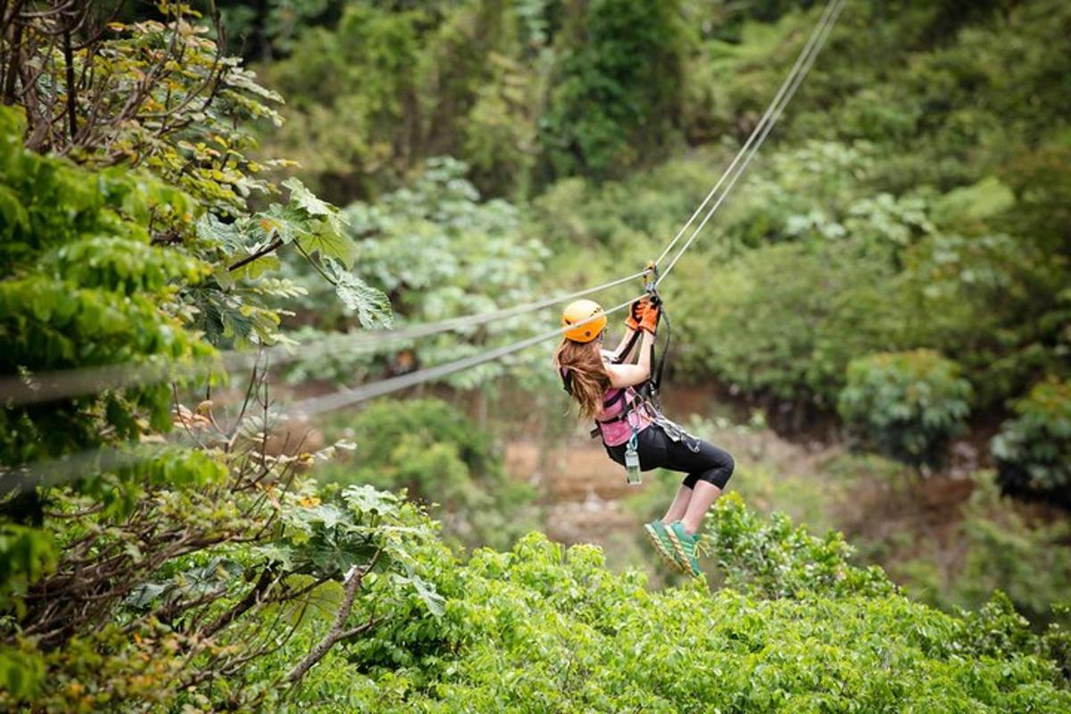 žena na zip line v džungli