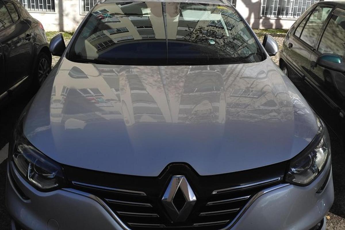 parklas pargitud auto eestvaade