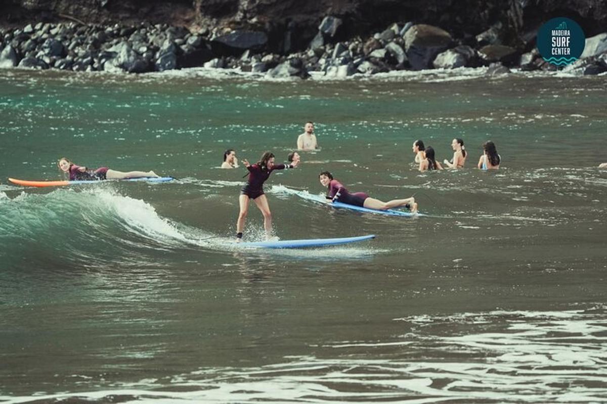 um grupo de pessoas em pranchas de surfe na água