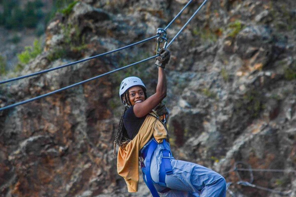 muž visí na laně na zip line