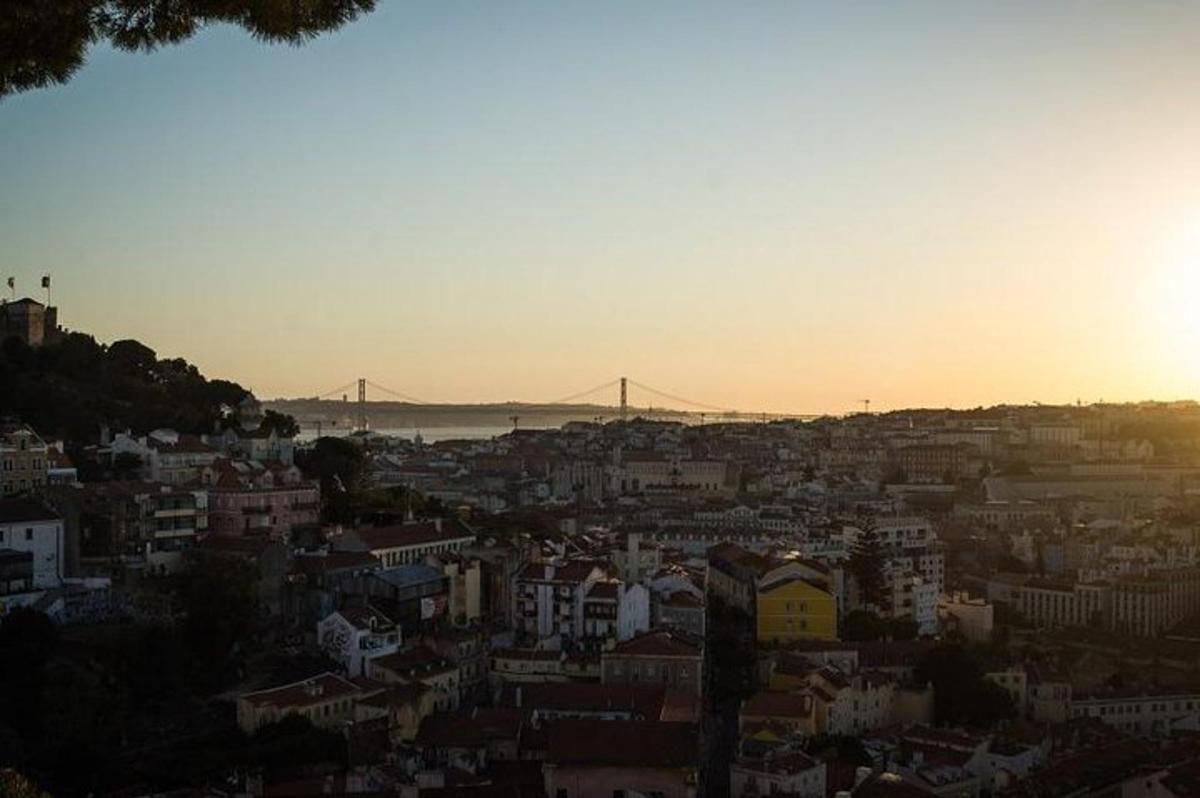 μια θέα μιας πόλης με μια γέφυρα στο βάθος
