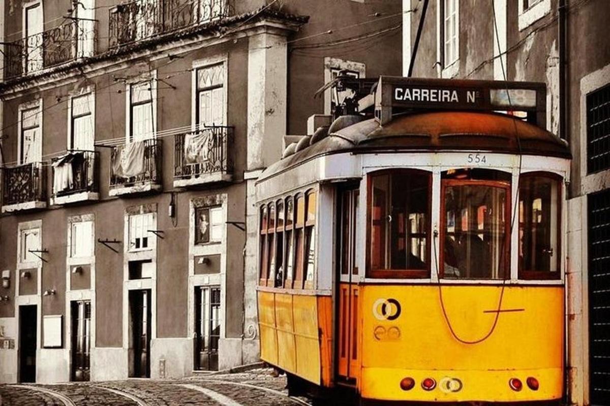 żółty tramwaj przed budynkiem