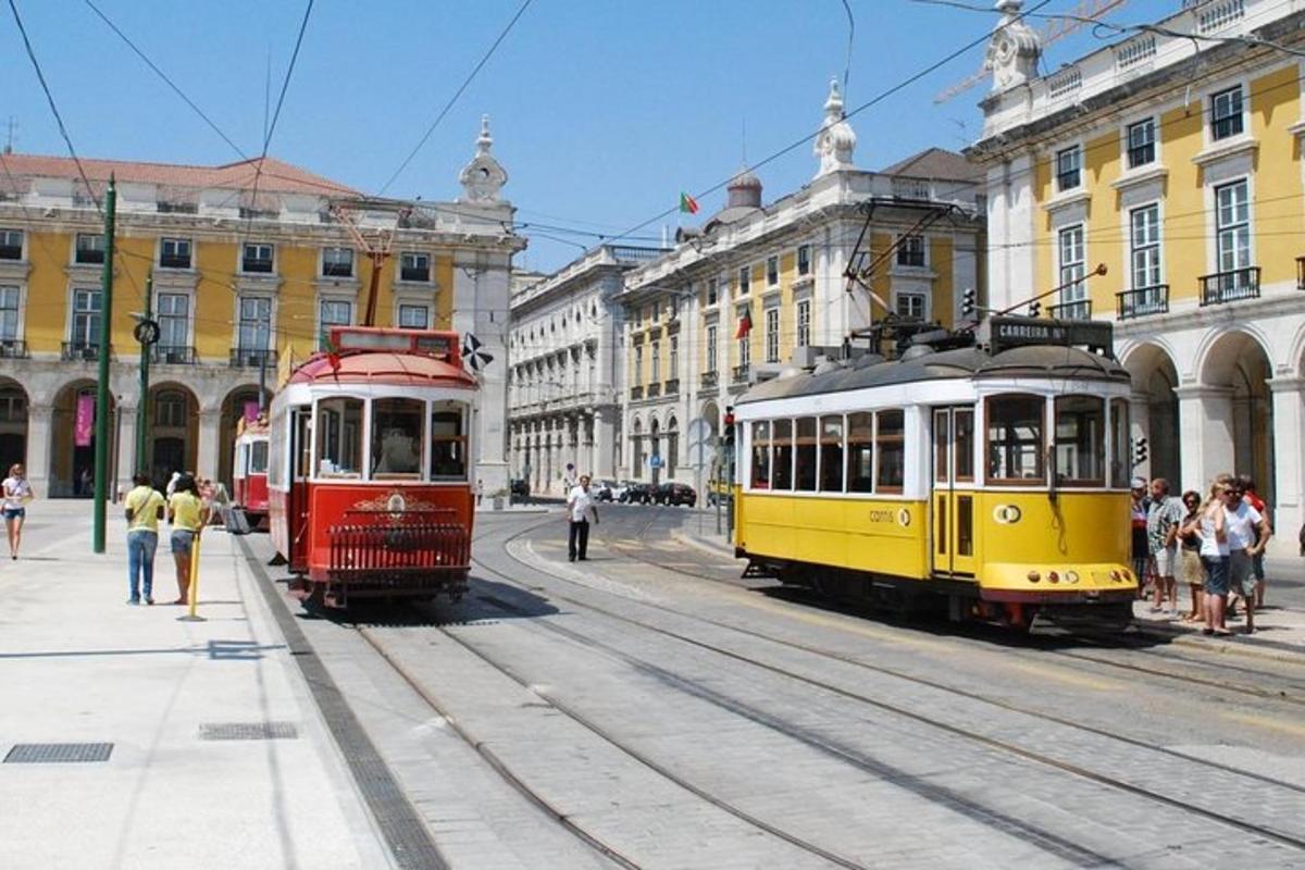 Δύο τρόλεϊ σε έναν δρόμο σε μια πόλη