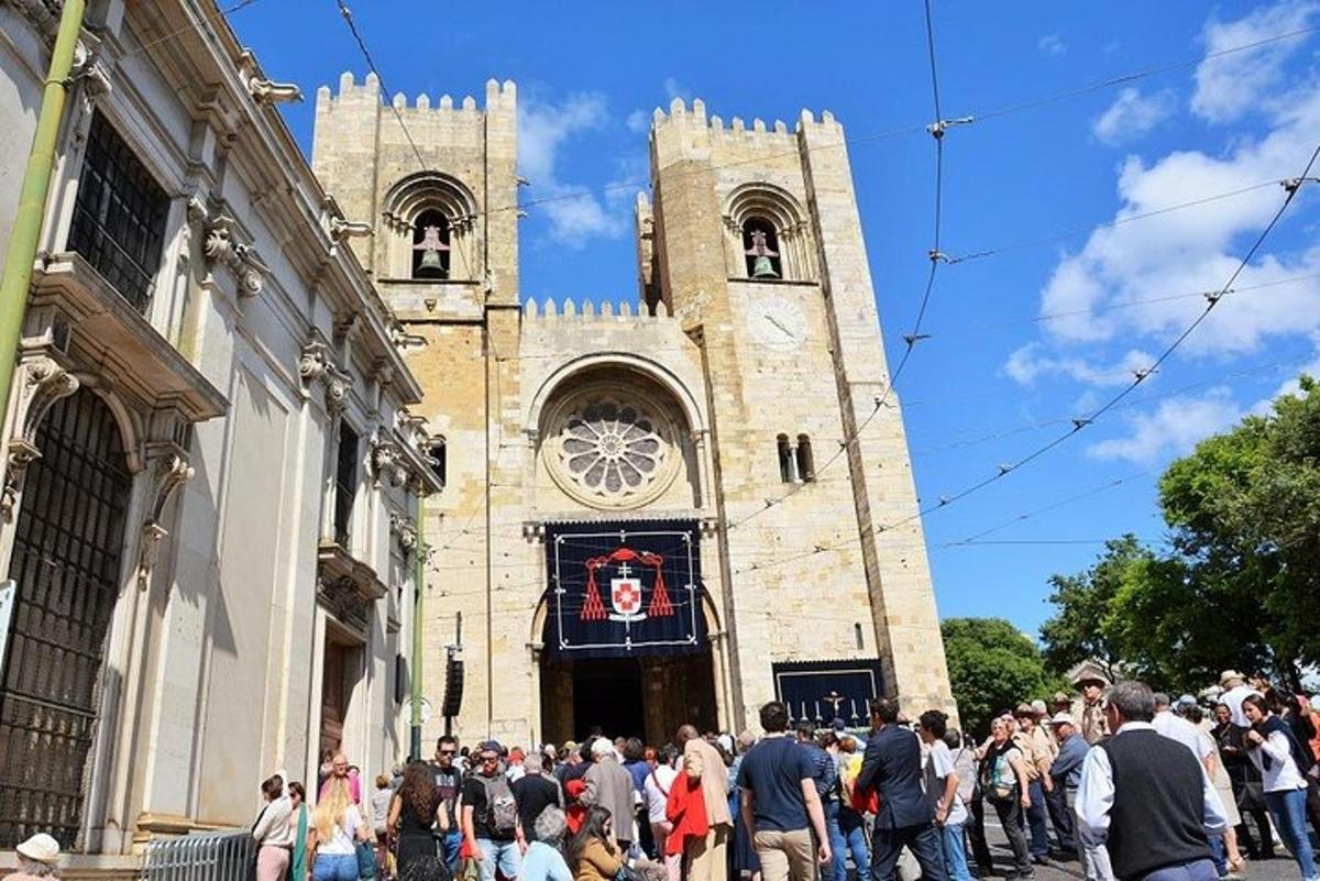 una multitud de personas de pie frente a un edificio