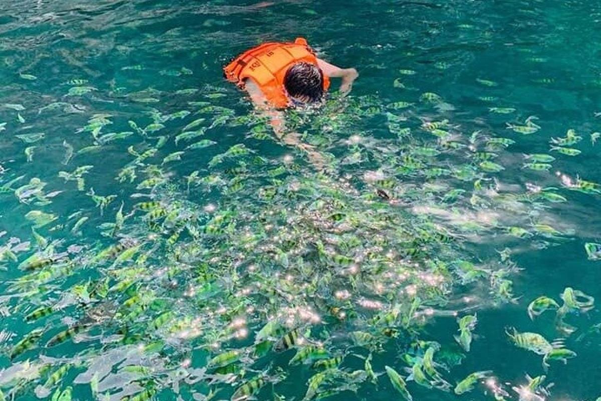una persona en el agua con un chaleco salvavidas