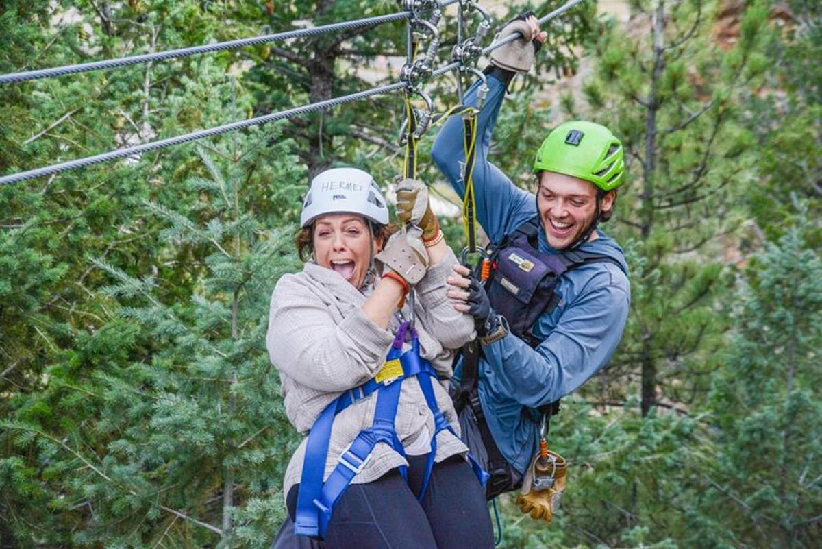 egy férfi és egy nő a zipline-on