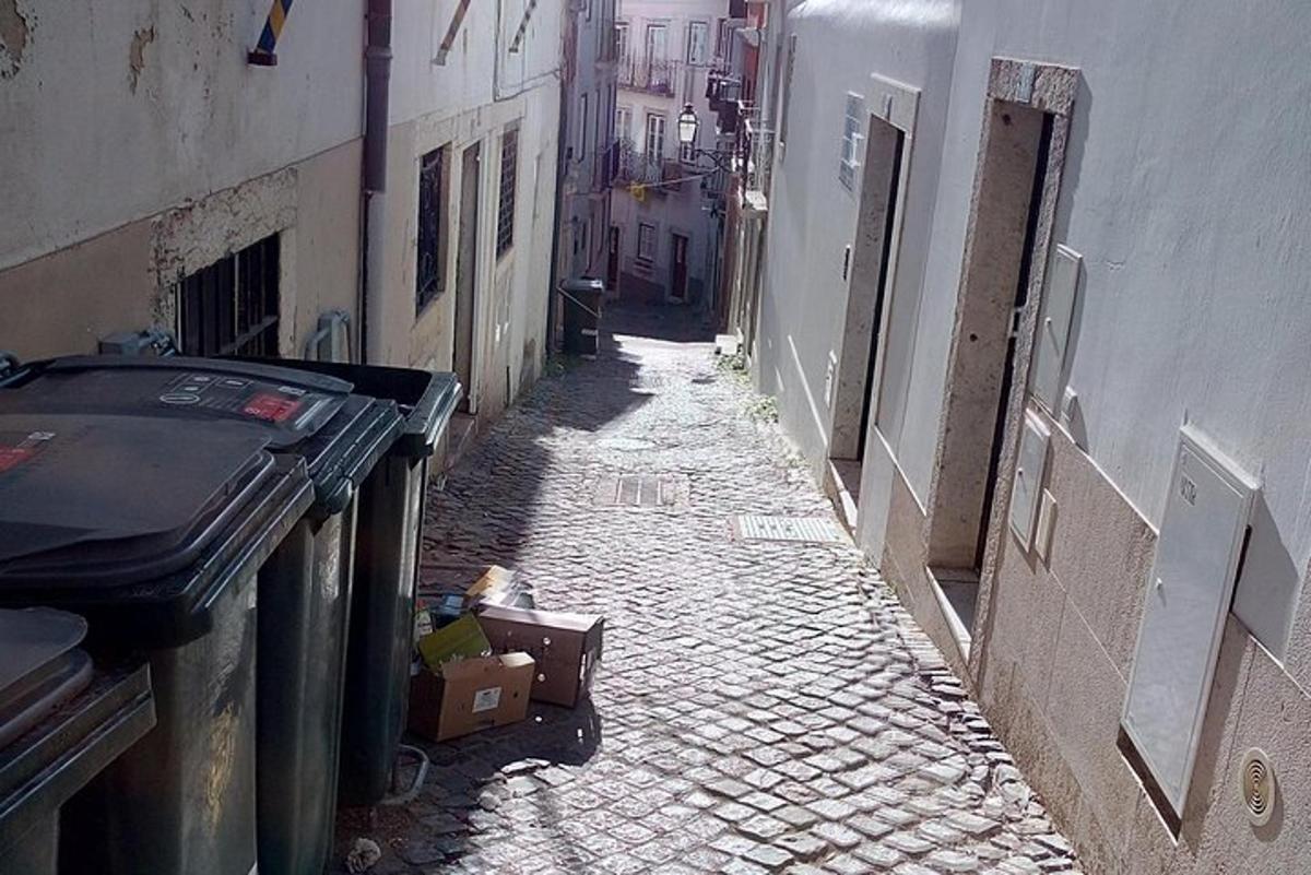 kitsas allee hoonete ja prügikastidega