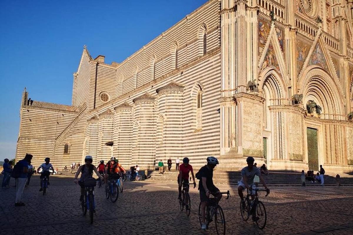 un gruppo di persone in bicicletta davanti a un edificio