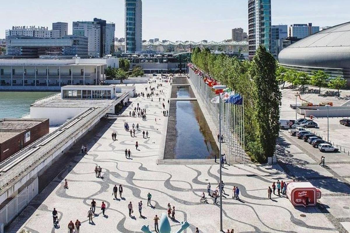μια ομάδα ανθρώπων που περπατούν σε ένα πεζοδρόμιο σε μια πόλη