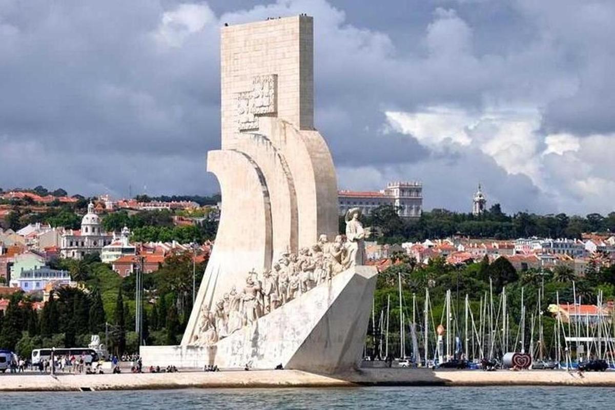 Una gran estatua en el agua frente a una ciudad.