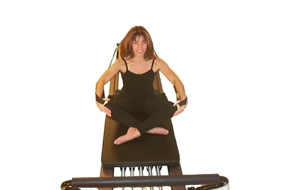 una donna seduta su una tavola da sumo