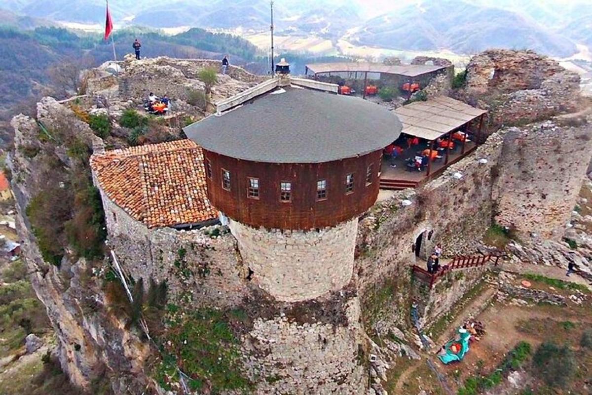budova na vrcholu hory
