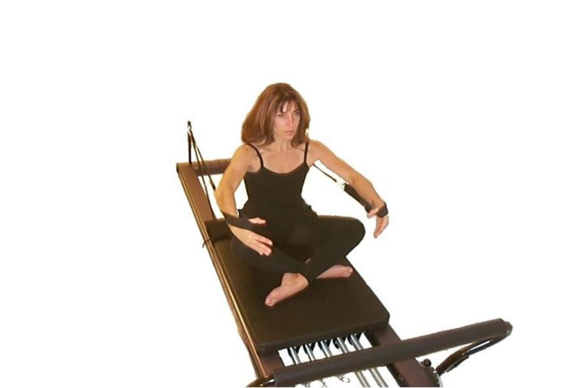una mujer está sentada en una silla