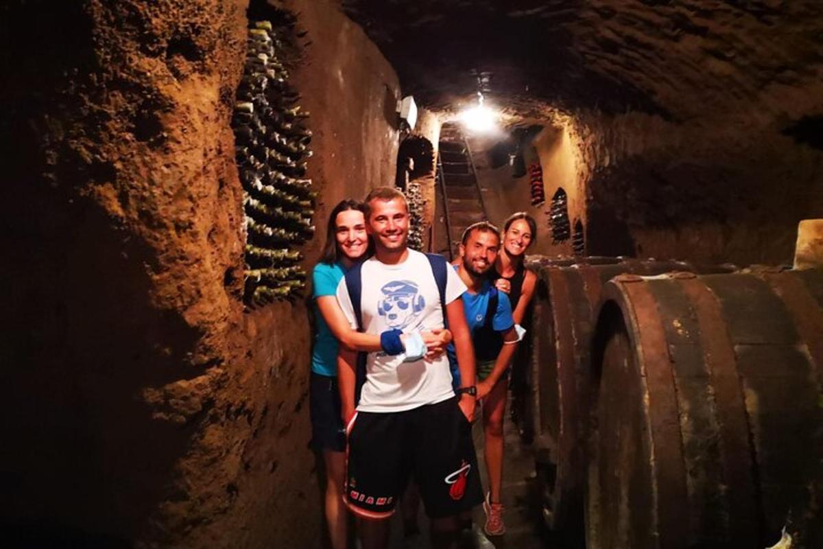 un gruppo di persone in piedi in un tunnel