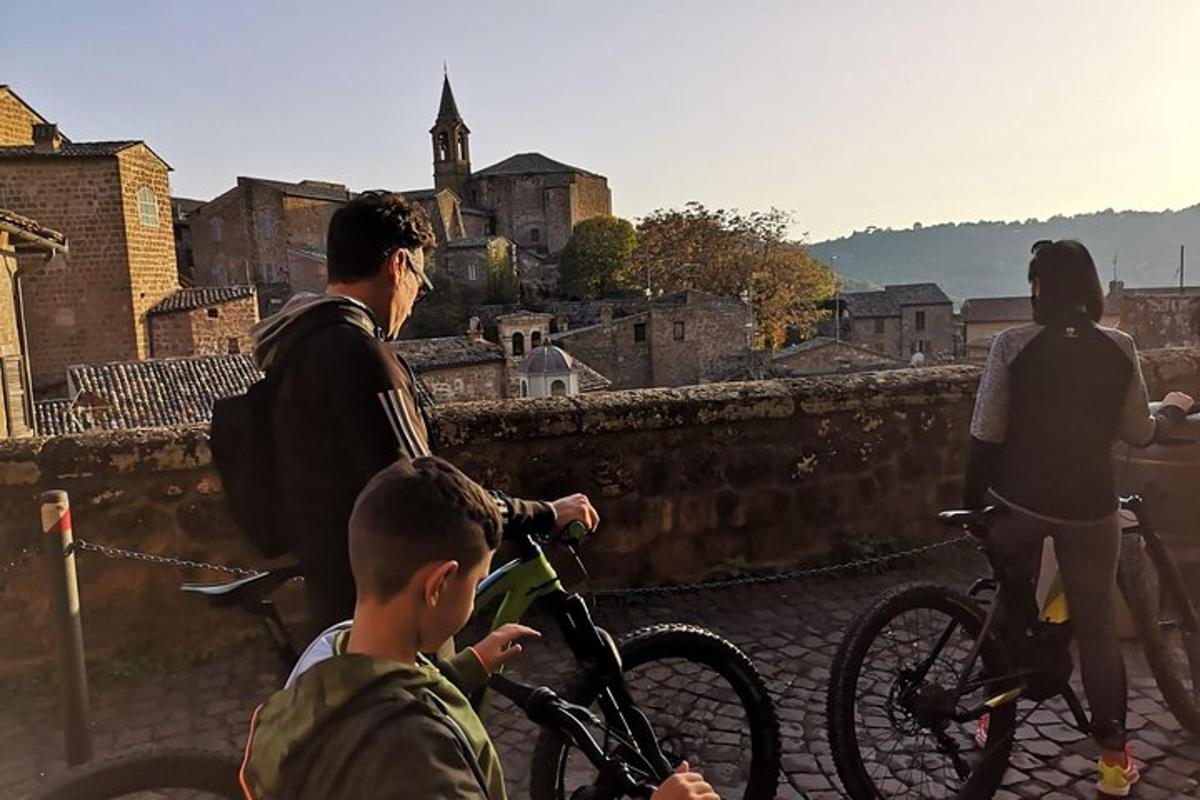 un gruppo di persone in bicicletta su un muro