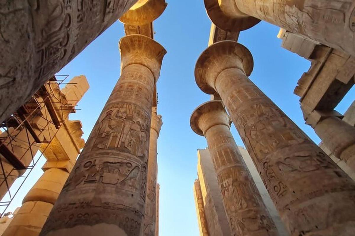 una vista delle colonne del tempio