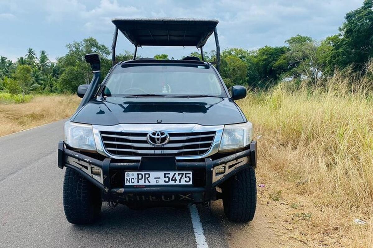 tee äärde pargitud Toyota-Ruck