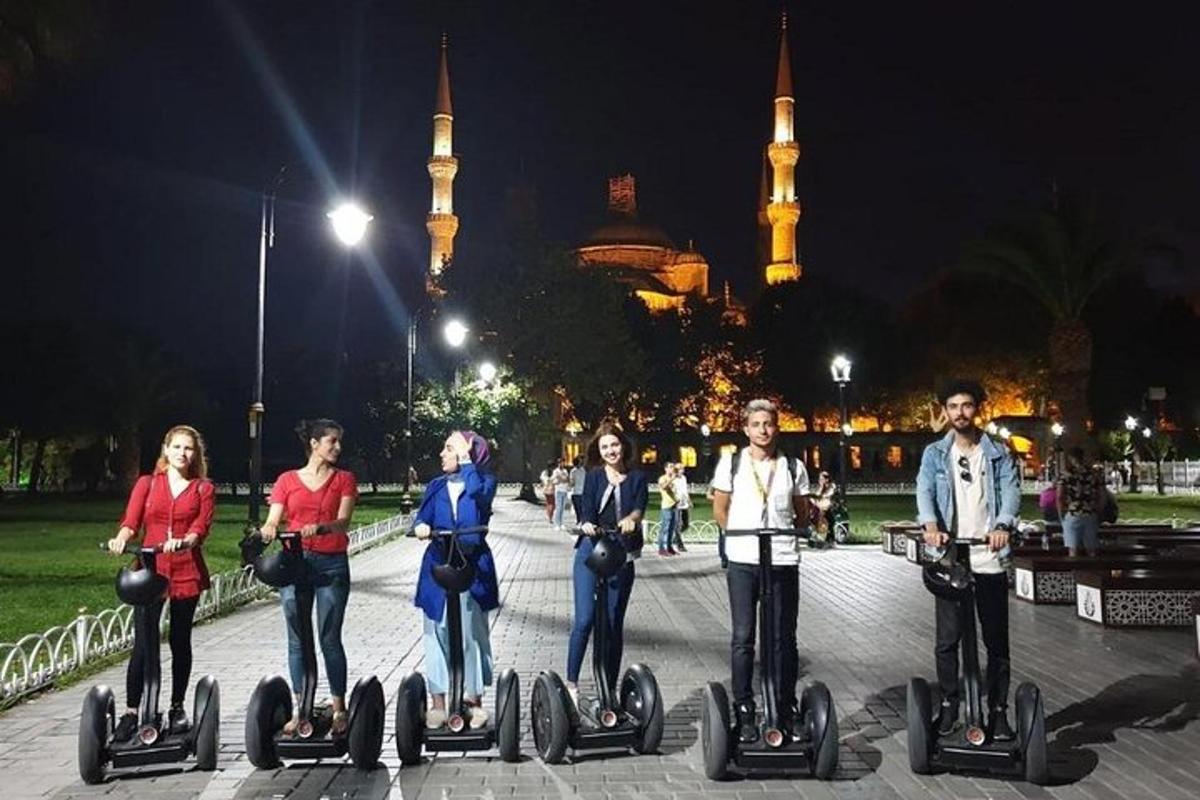un grup de oameni se plimbă pe Segway-uri