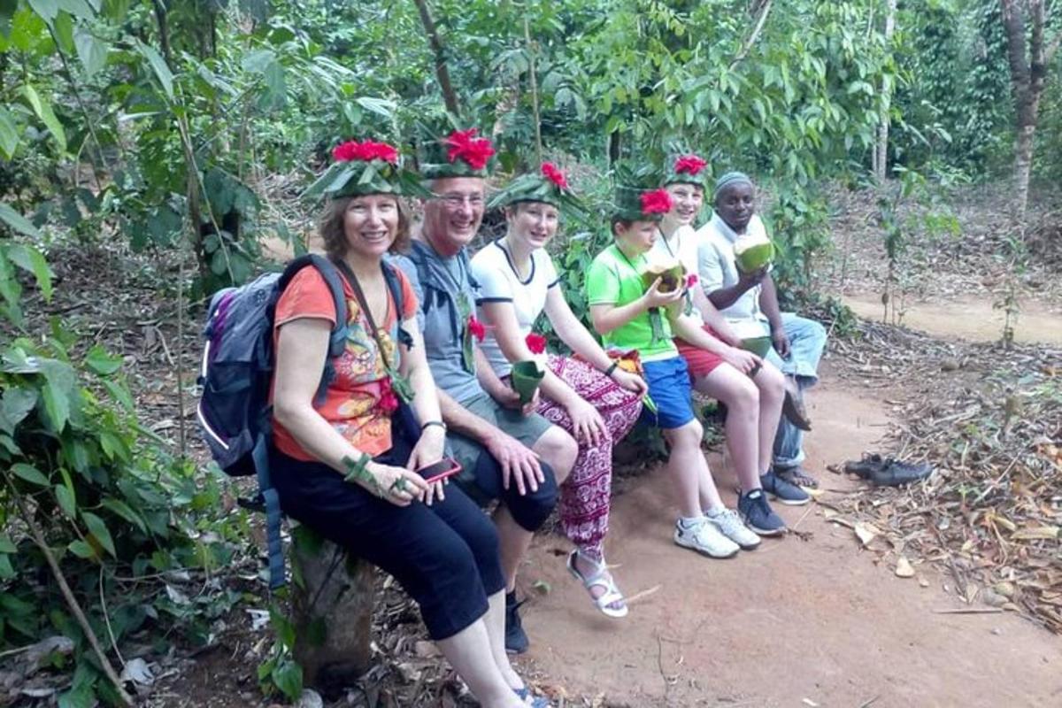 žmonių grupė, sėdinti ant suoliuko miške