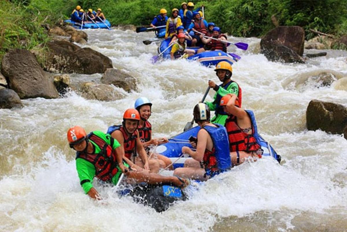 un gruppo di persone che fa rafting su un fiume