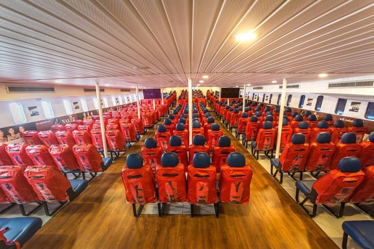 una habitación llena de sillas rojas y una mesa