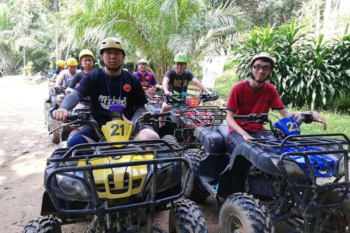un gruppo di persone che guidano quad su una strada sterrata