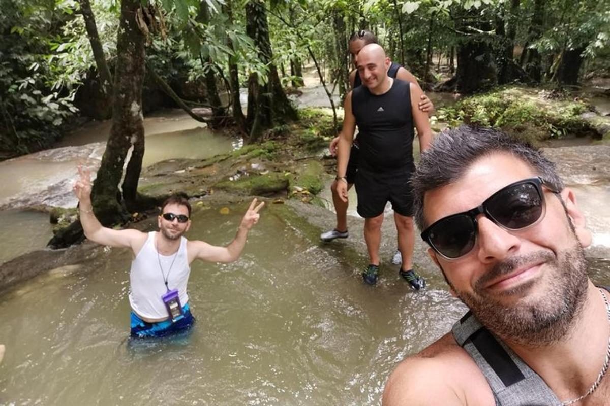 un gruppo di persone in piedi in un fiume