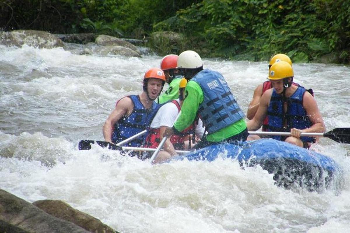 un gruppo di persone su una zattera in un fiume