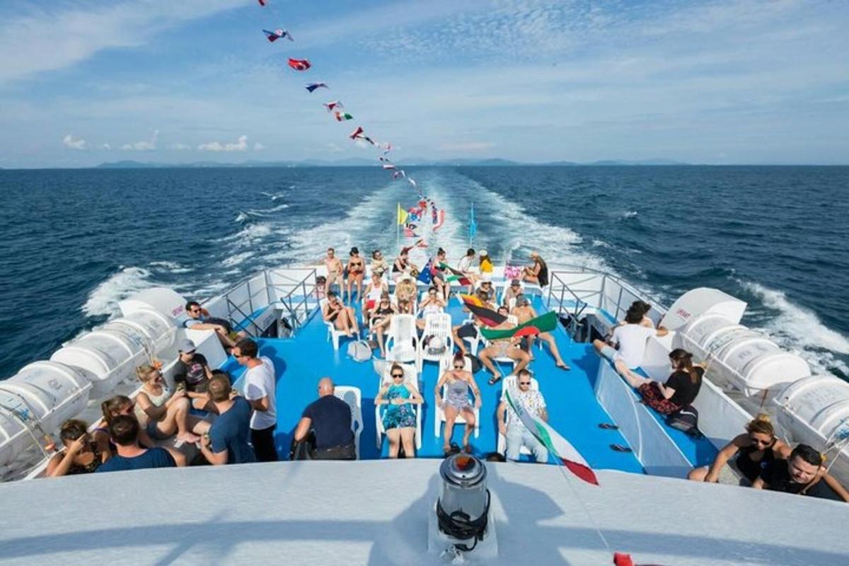 een groep mensen op een boot in de oceaan