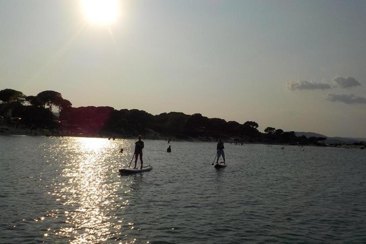 twee mensen op paddleboards in het water