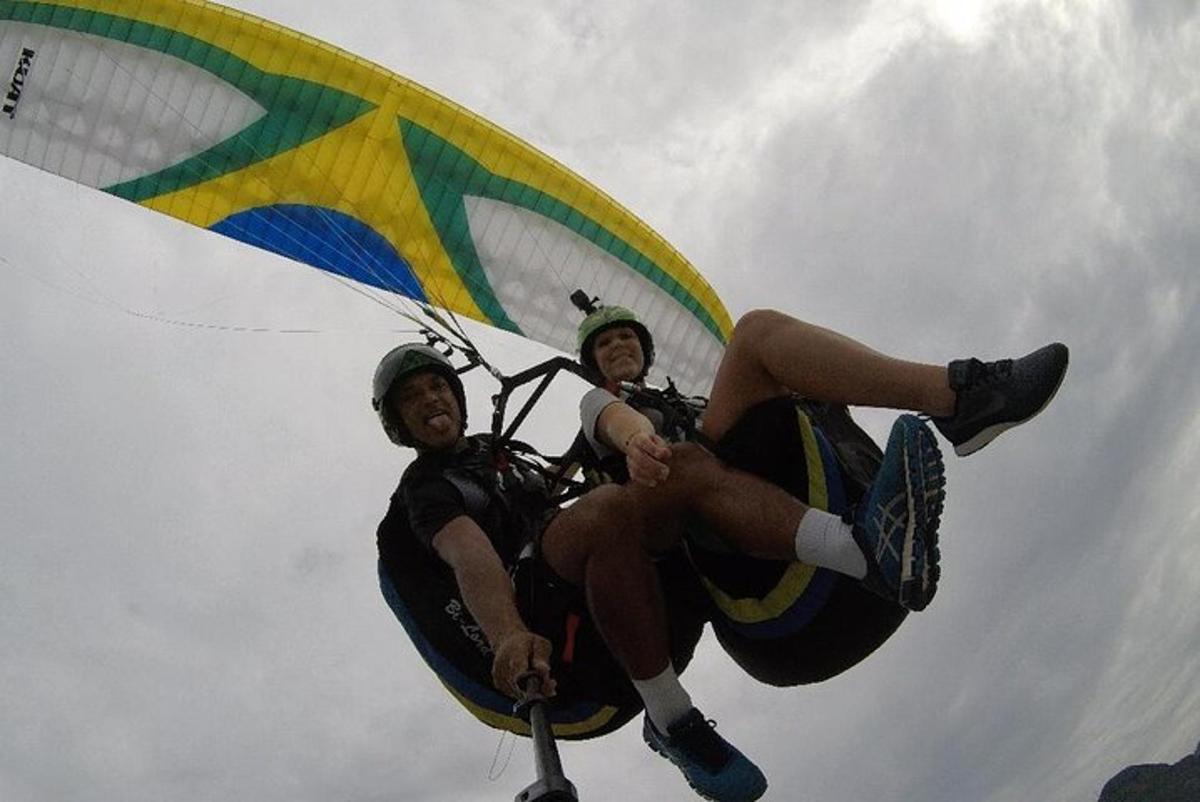 duas pessoas sentadas no topo de um paraquedas