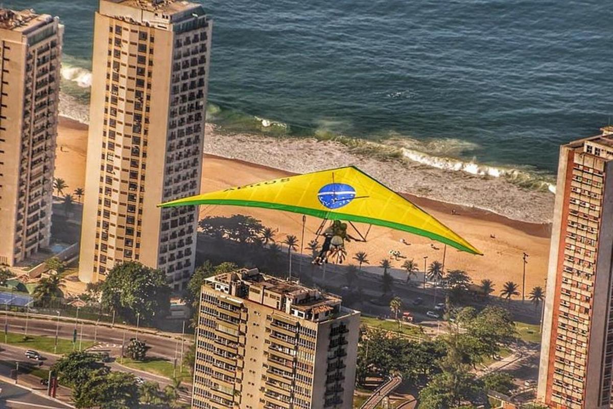 um guarda-chuva amarelo no topo de um prédio perto da praia