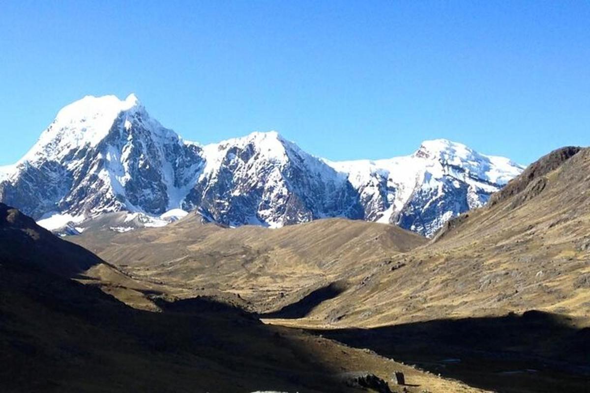 una catena montuosa con montagne innevate sullo sfondo