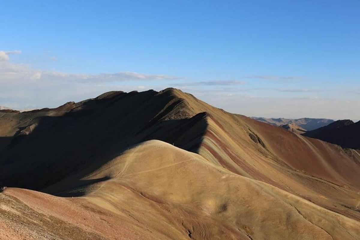 una vista di una collina di sabbia nel deserto