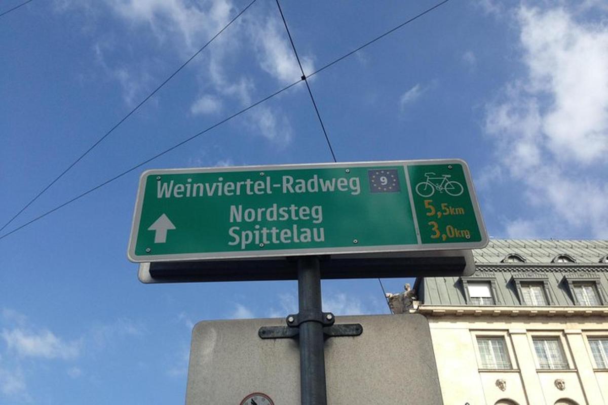 een groen straatnaambord voor een gebouw