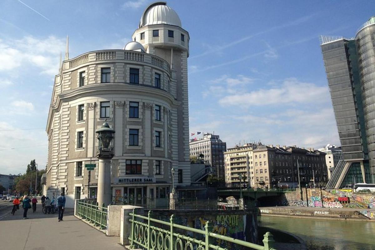 um edifício com uma cúpula no topo próximo a um rio