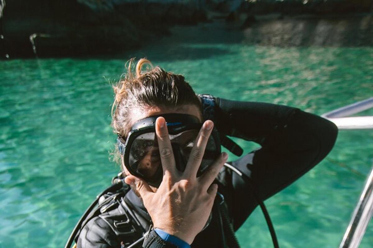 moški, ki s fotoaparatom fotografira vodo