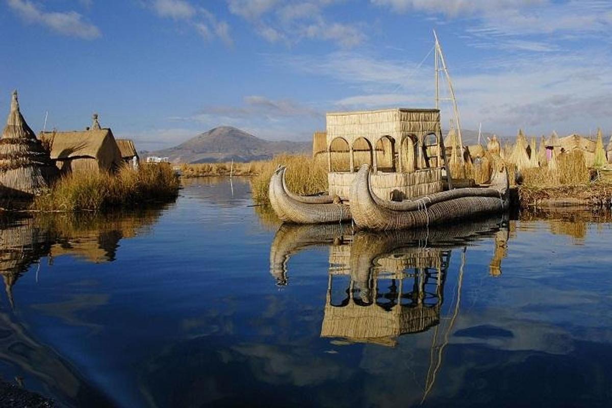 una barca seduta nell'acqua con il suo riflesso