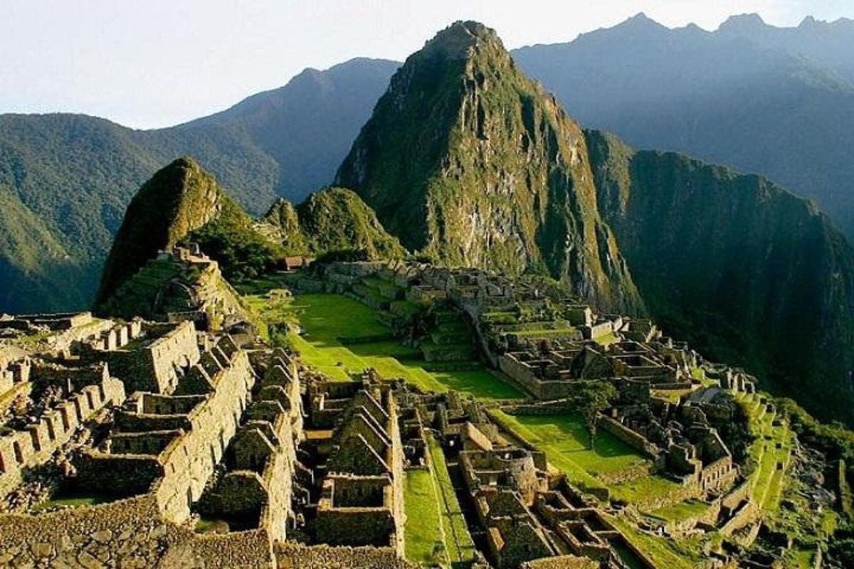 una vista aerea di un'antica città in montagna