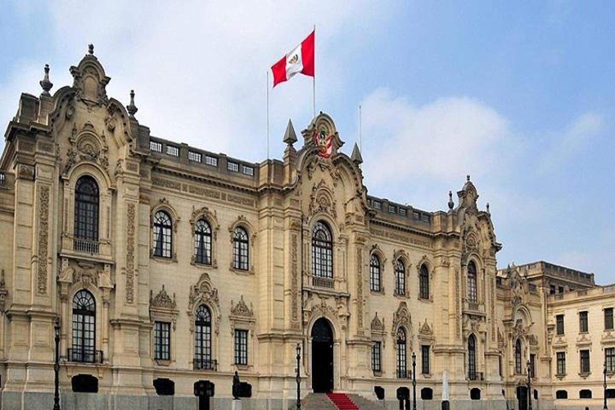 un edificio con una bandiera canadese in cima