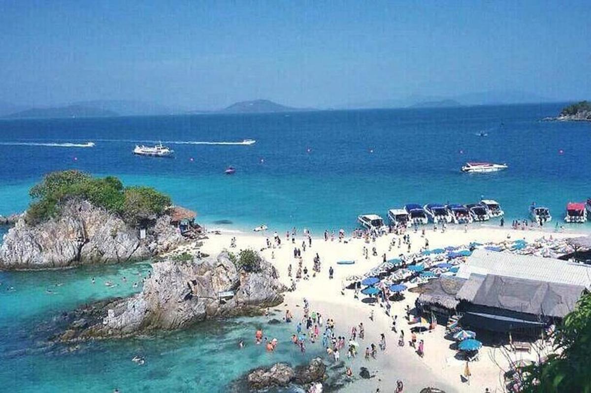 un gruppo di persone su una spiaggia in acqua