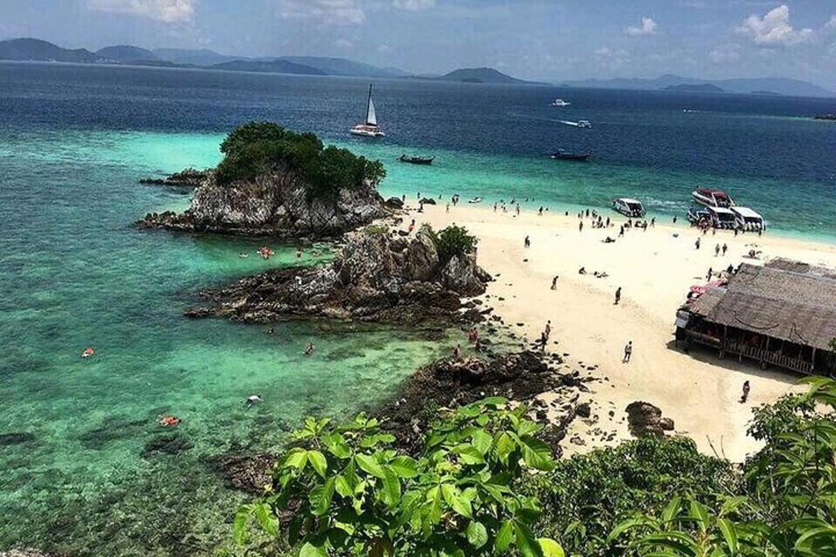 un gruppo di persone su una spiaggia nell'oceano