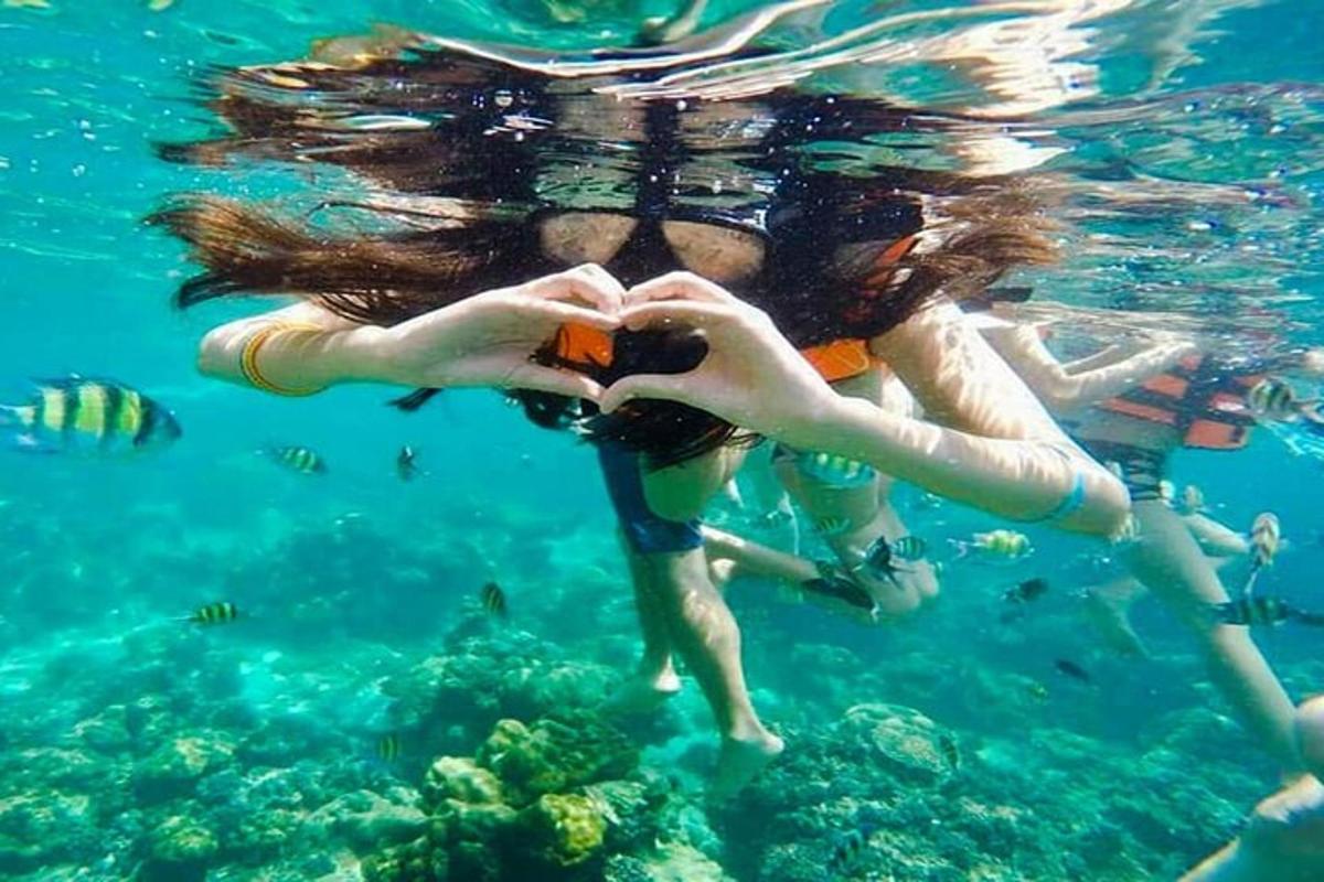 Un grupo de personas haciendo forma de corazón en el agua.