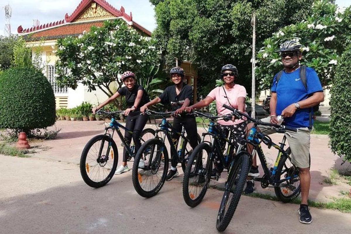 sekumpulan orang menunggang basikal di jalan
