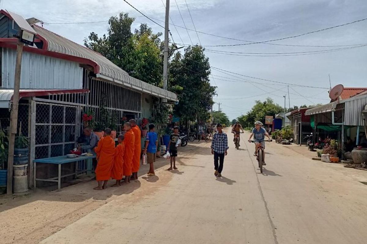 un gruppo di persone che camminano lungo una strada