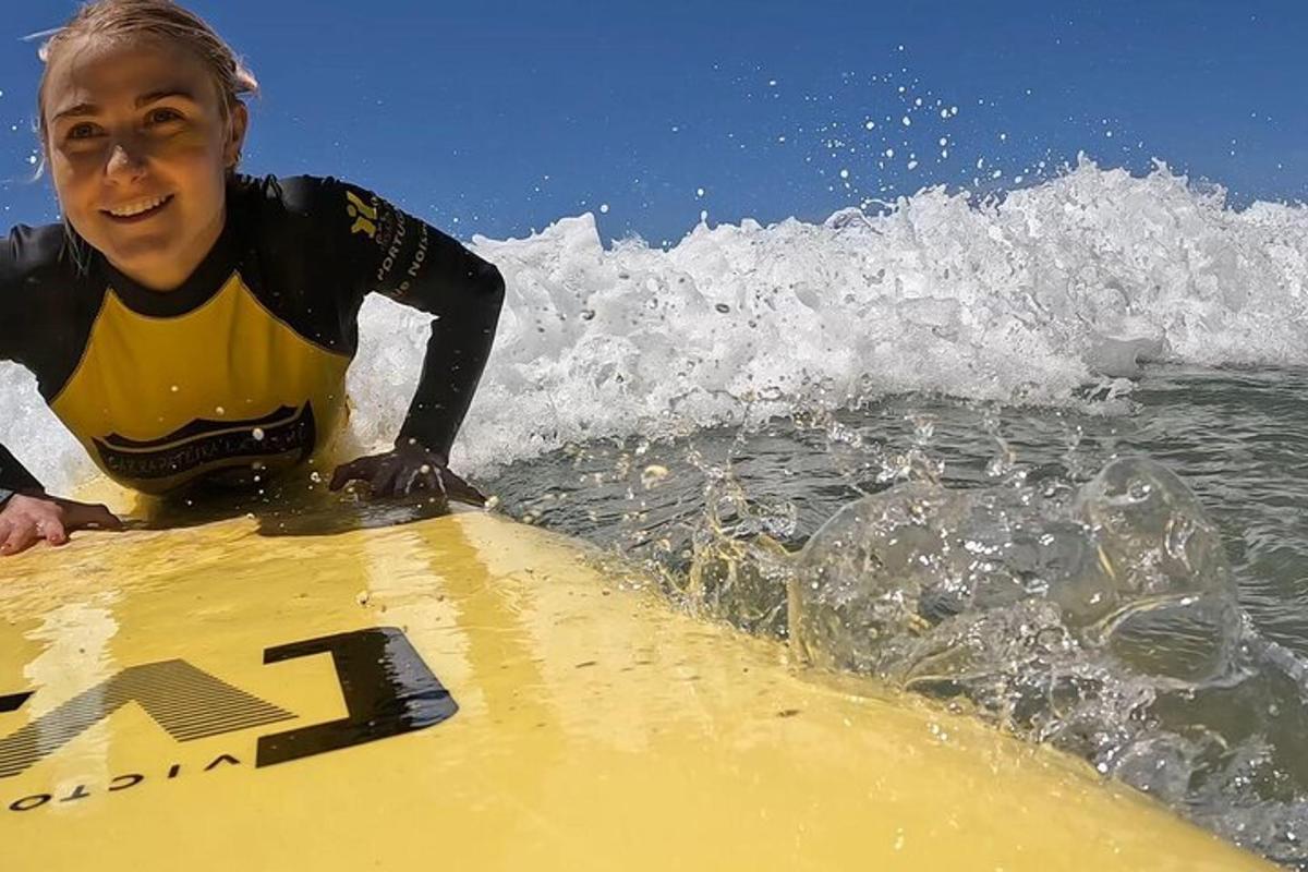 Un niño montando una ola en una tabla de surf amarilla