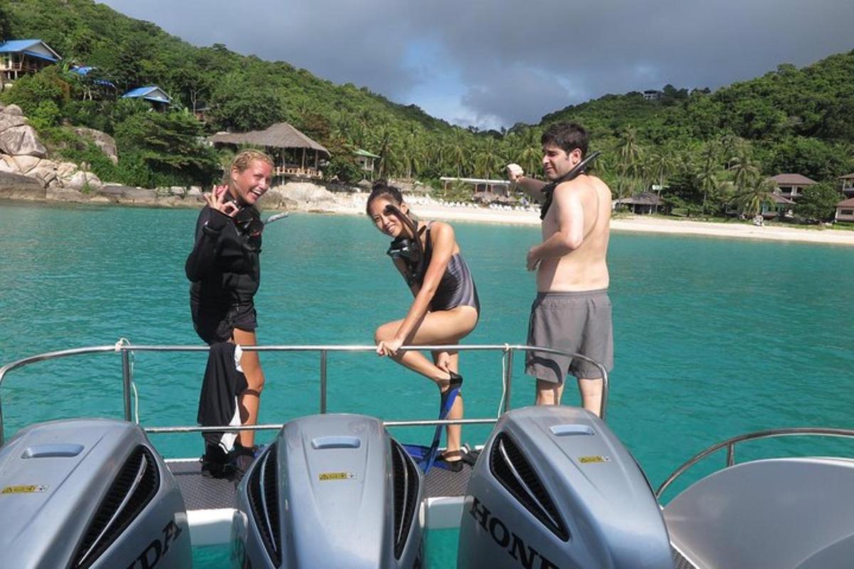 un gruppo di persone su una barca in acqua