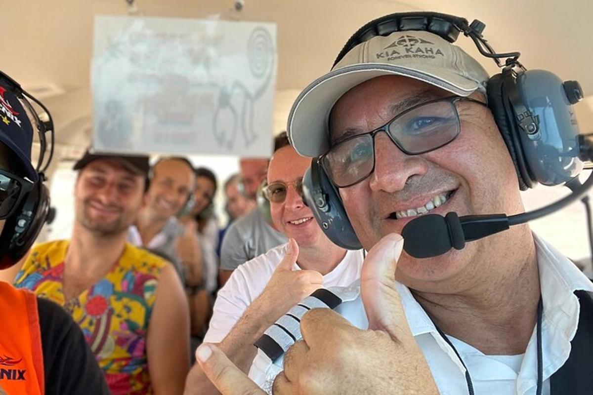un home amb auriculars parlant per telèfon