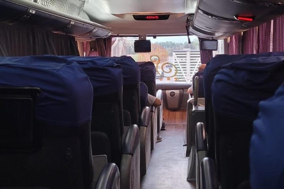 un autobús amb seients buits en un autobús